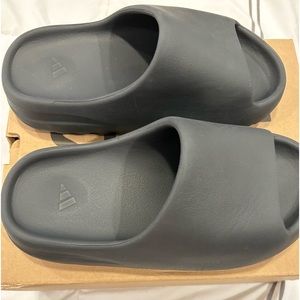 Yeezy slides. Got them as a gift don’t fit my daughter. Size 5,